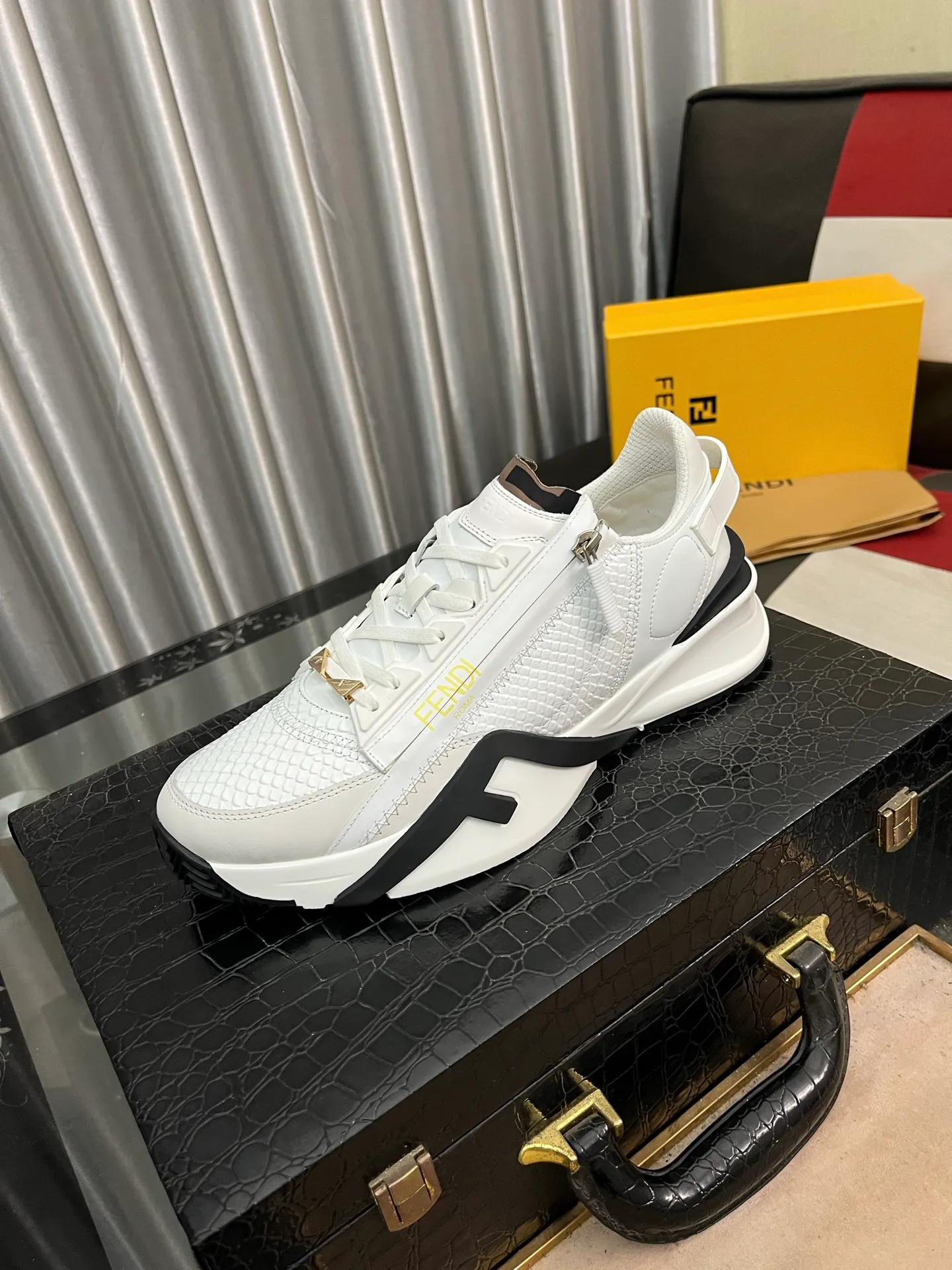 Men's Men's Shoes💰540⌚️⌚️【FENDI】FENDI high-tops are classic and comfortable for men. This complex sneaker is made of soft calfskin➕genuine leather lining➕original ultra-light rubber material with rough outsole. This unique and thin style is suitable for the casual and refined sensibility of this season. It is comfortable and natural on the feet. It is an everyday style for casual travel in autumn and winter! 38−444️⃣colors available